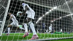 Pemain Tottenham Hotspur, Micky van de Ven (kiri) melakukan selebrasi setelah mencetak gol pertama timnya ke gawang PSG dalam laga final UEFA Super Cup 2025di Bluenergy Stadium, Udinese, Italia, Rabu (13/08/2025) waktu setempat. (AFP/Marco Bertorello)