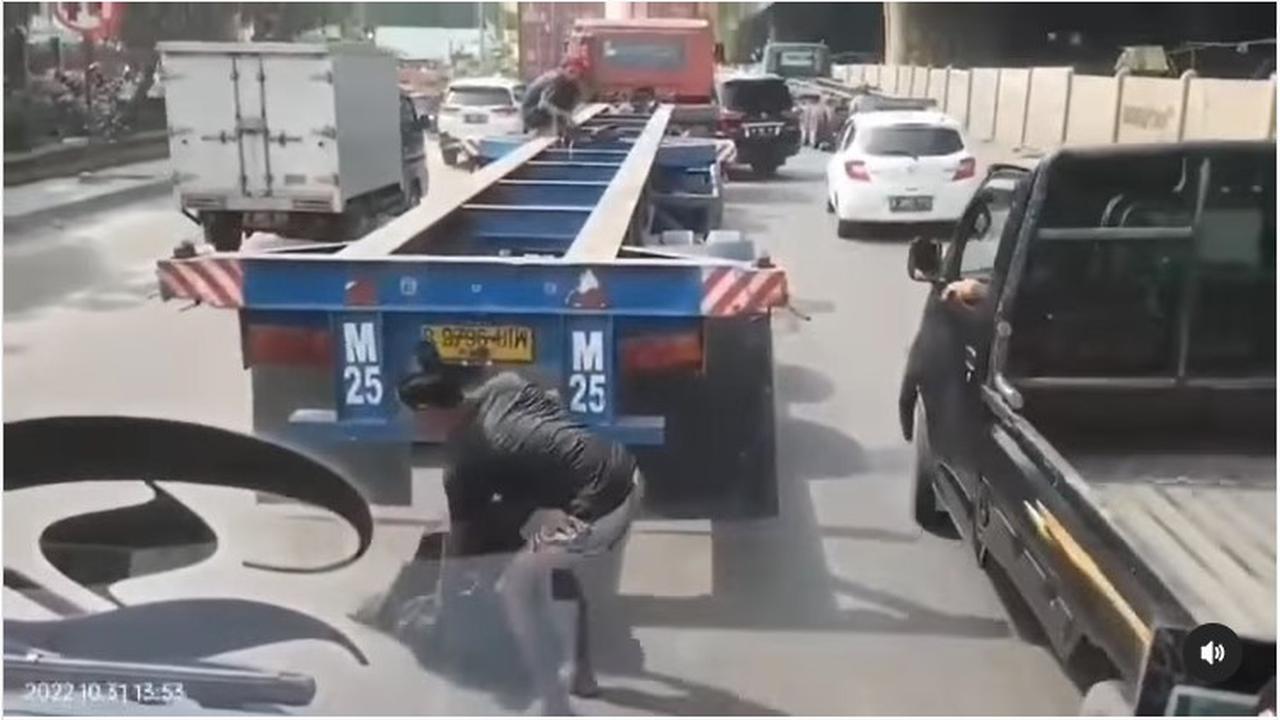 Aksi kawanan bajing loncat spesialis ban bekas di Jakarta Utara. (Tangkapan layar akun Instagram @sekitaran_jakut)