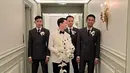 Sedangkan, Kevin mengenakan jas putih lengkap drngan dasi kupu-kupu dari Wong Hang Tailor. Atasan pun dipadukan celana dan sepatu hitam. Credit @lxemoments