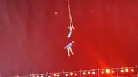Pemain akrobat di China terjatuh hingga tewas saat melakukan pertunjukan di udara. (Weibo/Alisr)