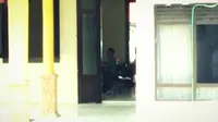 Secara tertutup dengan pengawalan ketat aparat kepolisian. Tim penyidik KPK melakukan pemeriksaan saksi sebanyak delapan orang di Gedung Bhayangkari jalan Yos Sudarso Kota Tegal. (Liputan6.com/Fajar Eko Nugroho)
