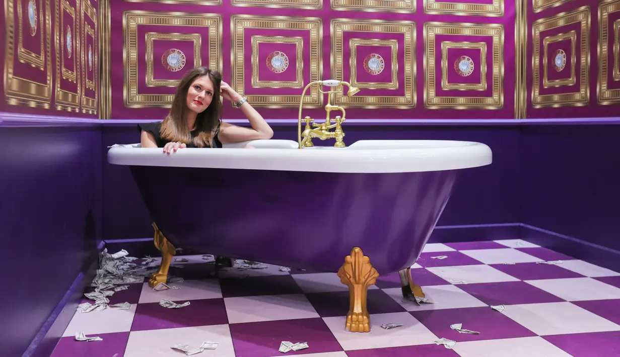 Seorang wanita berfoto di Smile Safari, sebuah museum Instagram dan TikTok, Brussel (7/8/2020). Setelah mengambil tindakan pencegahan COVID-19, museum Smile Safari dibuka kembali, mendorong pengunjung untuk mengambil dan berbagi foto serta video melalui Instagram dan TikTok. (Xinhua/Zheng Huansong)
