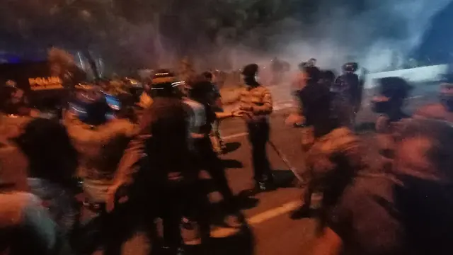 Demonstrasi menolak Omnibus Lawa atau UU Cipta Kerja ricuh di Banten. (Foto: Liputan6.com/Yandhi Deslatama)