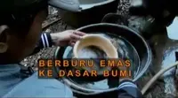 Rombongan pekerja penggali emas bergerak menuju lokasi tambang serta tenda biru milik pencari emas tradisional terselip diantara perkebunan
