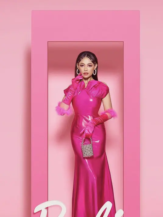 Sementara itu, Whulandary tampil dengan dress shocking pink dari desainer yang sama. Dipadukan glove velvet dan bulu-bulu di kedua tangannya. Ia pun membawa handbag. @dickyphotographie
