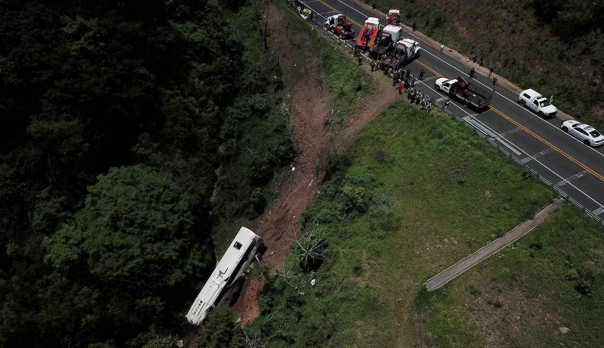 Sedikitnya 18 orang tewas dan sedikitnya 23 lainnya luka-luka pada hari Kamis ketika sebuah bus yang mengangkut migran asing dan warga lokal jatuh ke jurang di Meksiko barat laut, kata pihak berwenang. (Ulises Ruiz / AFP)