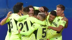 Selebrasi pemain Atletico Madrid usai meraih kemenangan 2-1 atas Eibar pada laga pekan ke-19 La Liga di Estadio Municipal de Ipurua, Jumat (23/1/2021). Atletico Madrid meraih kemenangan 2-1 atas Eibar. (Foto: AFP/Ander Gillenea)