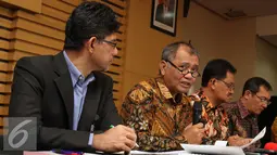 Ketua KPK Agus Rahardjo memberikan keterangan mengenai OTT terkait dugaan suap Kejaksaan Tinggi DKI Jakarta di Gedung KPK, Jumat (1/4). Dalam OTT itu KPK berhasil menangkap 2 orang dari PT Brantas dan satu orang pihak swasta. (Liputan6.com/Faizal Fanani)