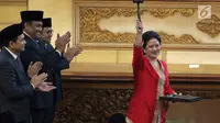 Ketua DPR RI 2019-2024 Puan Maharani mengangkat palu saat Sidang Paripurna di kompleks parlemen, Senayan, Jakarta, Selasa (1/10/2019). Sidang paripurna pelantikan pimpinan DPR dipimpin Abdul Wahab Dalimunthe. (Liputan6.com/Johan Tallo)