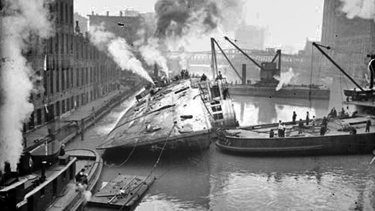 USS Eastland celaka di Chicago River