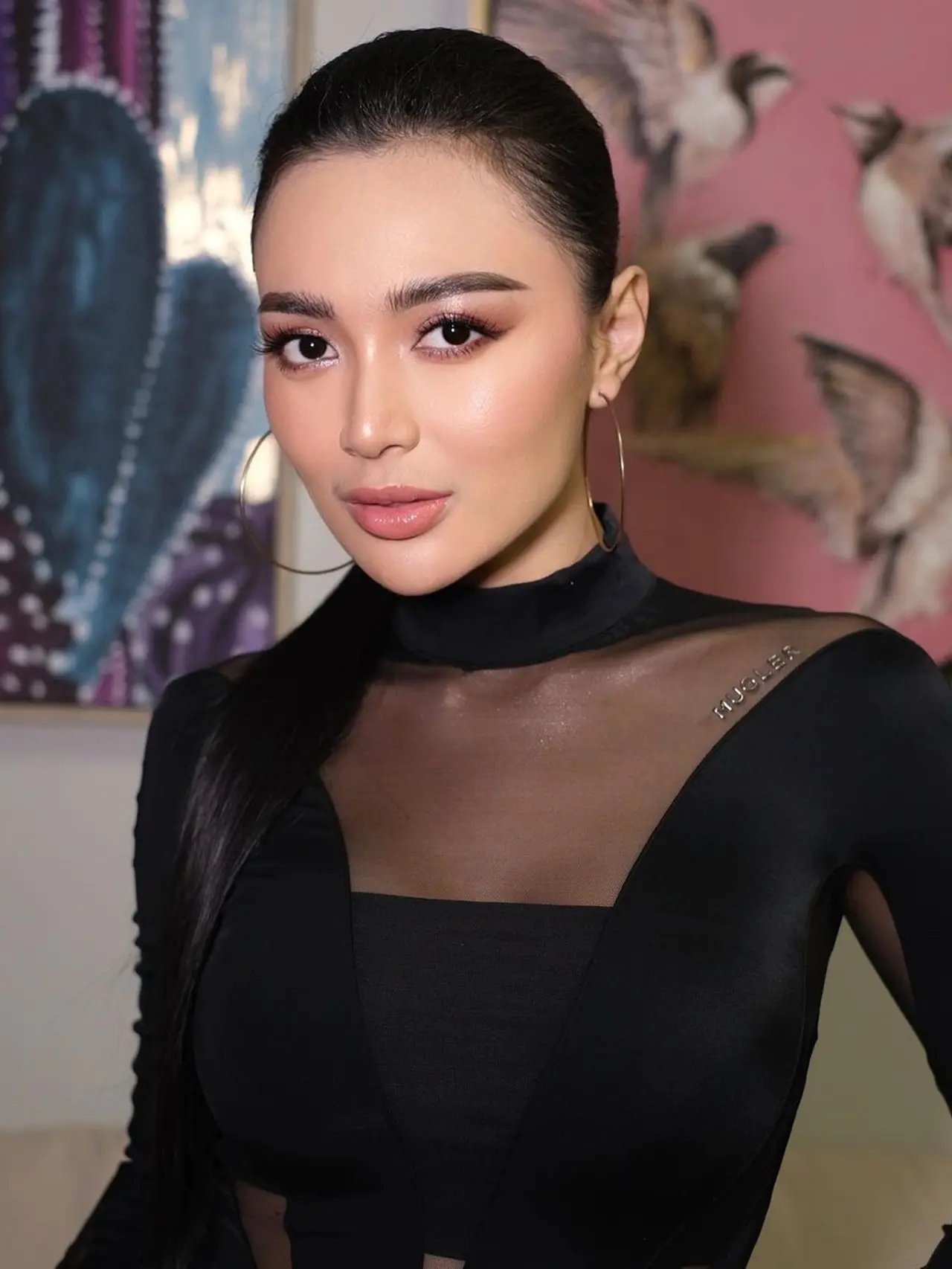 10 Potret Wika Salim yang Cantik Elegan Dalam Balutan Busana Hitam