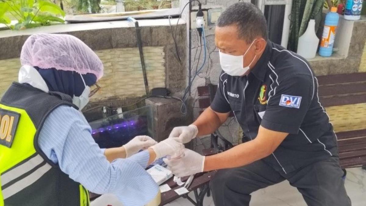 Tim DVI Polda Jabar Ambil Sampel DNA Keluarga Pramugari Korban Pesawat Jatuh