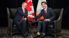 PM Kanada Justin Trudeau berjabat tangan dengan PM Irlandia, Enda Kenny sebelum menggelar pertemuan di Montreal, Kamis (4/5). Trudeau tampak mengenakan kaus kaki Star Wars dengan motif dan warna tak serasi. (Paul Chiasson/The Canadian Press via AP)