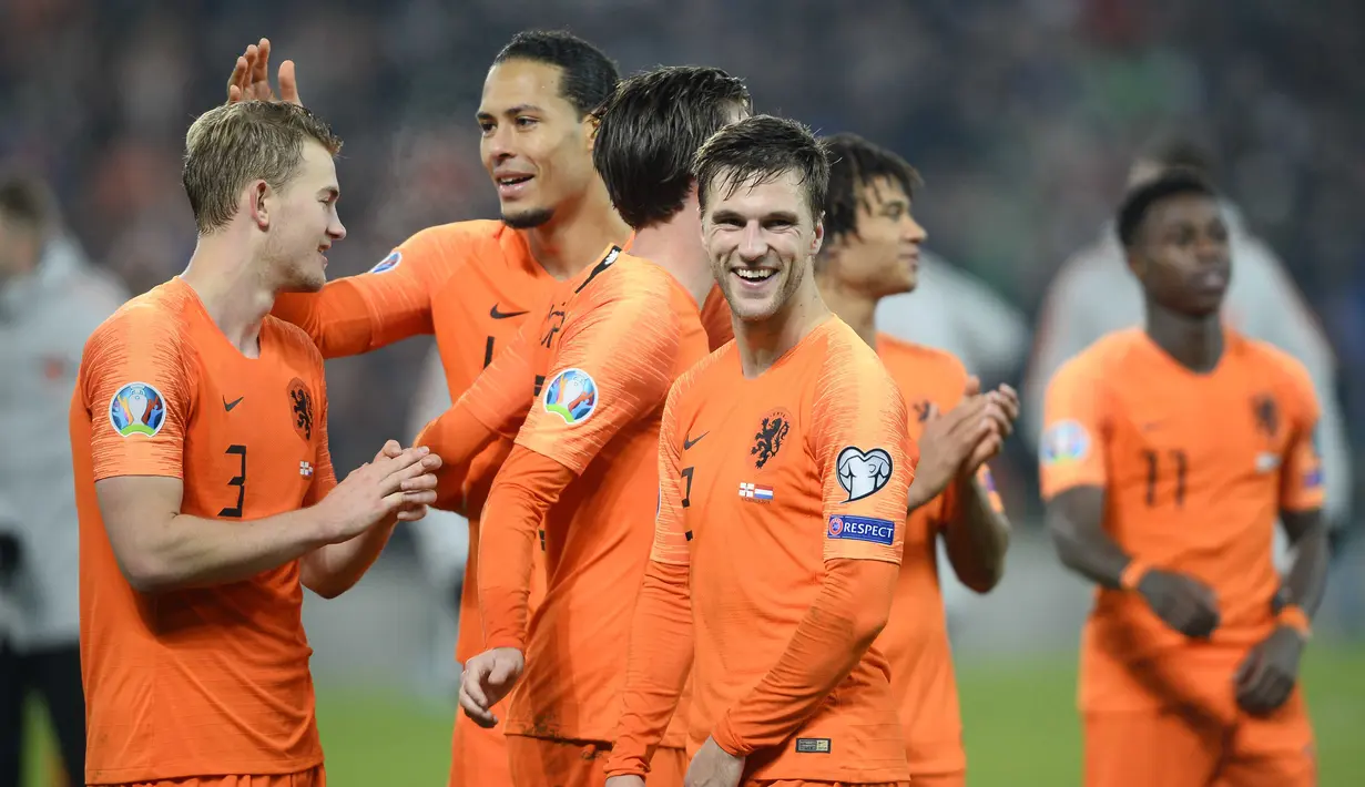 Para pemain Belanda merayakan keberhasilan lolos ke Piala Eropa 2020 usai melawan Irlandia Utara di Windsor Park, Belfast, Sabtu (16/11). Kedua negara bermain imbang 0-0. (AFP/Mark Marlow)