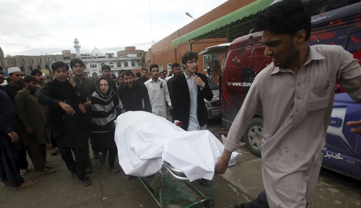 Petugas membawa jenazah korban gempa di Jalalabad, Afghanistan, Senin (26/10/2015). Sekitar 43 orang dipastikan tewas akibat lindu berkekuatan 7,5 skala Richter tersebut. (REUTERS/Fayaz Aziz )