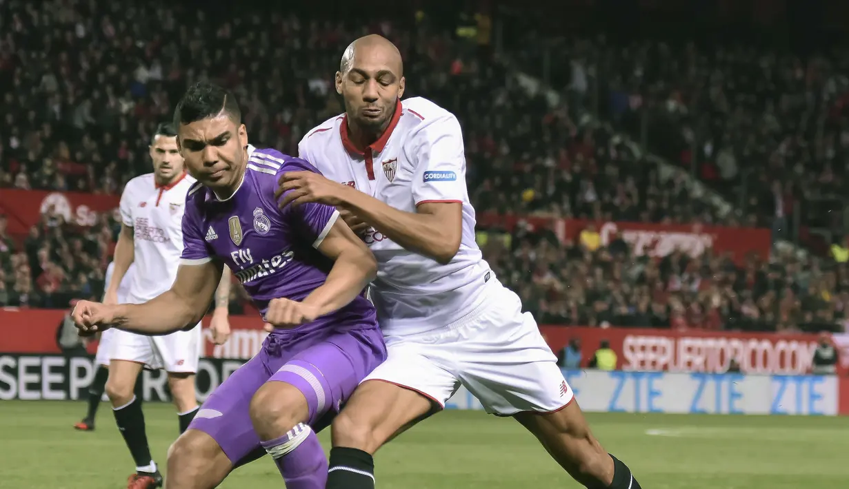 Gelandang Sevilla asal Prancis, Steven N'Zonzi (kanan) merupakan salah satu legiun Prancis yang ikut dalam laga menarik kontra Real Madrid.  (EPA/Raul Caro)