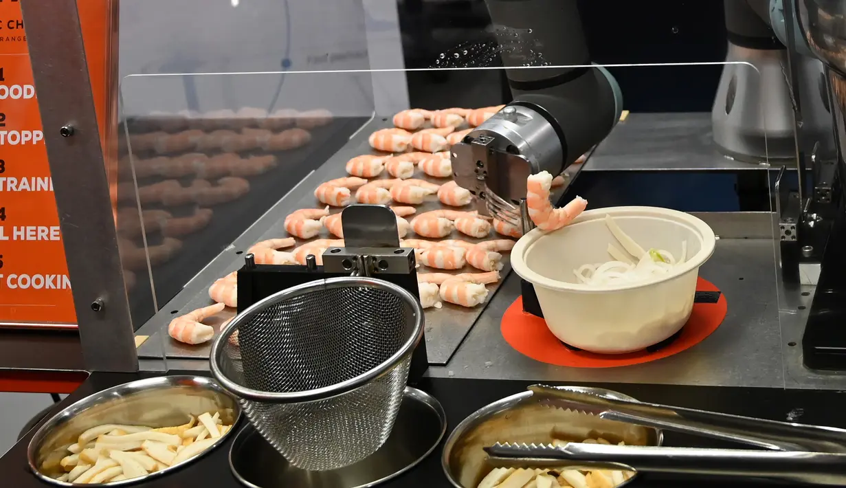 Robot koki bernama Sophie meracik semangkuk laksa saat demonstrasi memasak di Singapura pada 26 Juli 2019. Selain itu robot koki tersebut juga dirancang bisa membersihkan meja dapurnya secara otomatis. (Roslan RAHMAN / AFP)