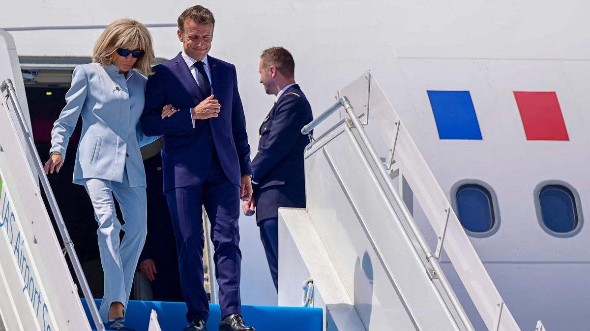 Gaya Andalan Ibu Negara Prancis Brigitte Macron Saat Mengunjungi Candi Borobudur