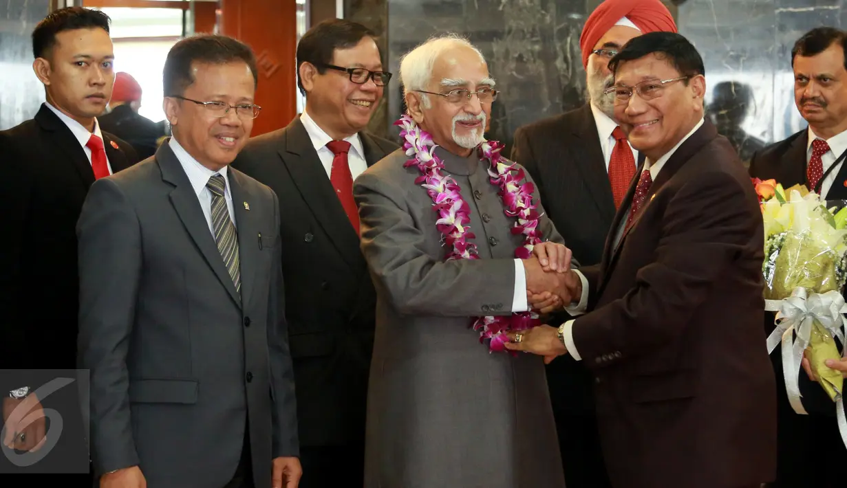 Wakil Presiden India Hamid Ansari (tengah) saat berkunjung ke Kantor DPD RI, Jakarta, Selasa (3/11/2015). Pembicaraan fokus pada hubungan demokrasi dan budaya antara Indonesia dan India. (Liputan6.com/Johan Tallo)