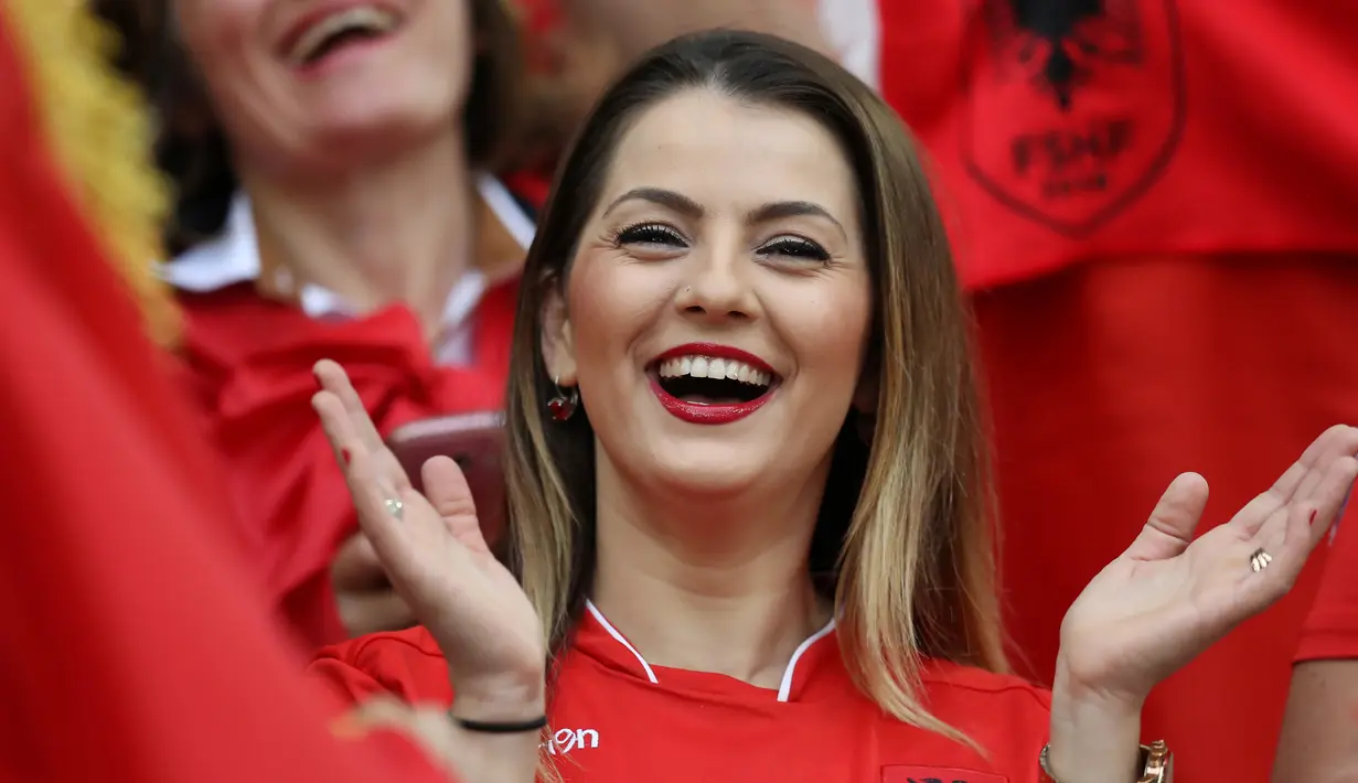 Suporter wanita Timnas Albania bertepuk tangan mendukung tim kesayanganya sebelum pertandingan melawan Prancis di Grup A Euro 2016 di Stade Velodrome, Marseille, Prancis (15/6). (AFP PHOTO / Valery Hache)