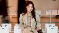 Gaya Stylish Lee Si Young saat Berada di Paris. [@leesiyoung38]