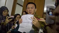 Wakil Gubernur DKI Ahok menunjukkan surat tanda terima pengunduran diri dari Partai Gerindra. (ANTARA FOTO/Vitalis Yogi Trisna)