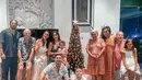 Jessica Iskandar juga merayakan Natal di rumah bersama keluarganya di Bali. Jessica Iskandar mengenakan dress hitam spaghetti strap. [@inijedar]
