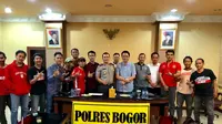 Ketua Panitia Pelaksana Pertandingan Persija, Arief Perdana Kusuma, dan perwakilan The Jakmania, melakukan pertemuan dengan Kabag Ops Polres Bogor, Kompol A. Faisal Pasaribu. (Istimewa)