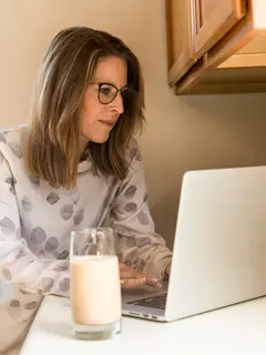 Hadirnya orangtua pada masa perkembangan anak menjadi momen yang sangat penting, akan tetapi tidak semua orangtua dapat terus ada setiap saat di sisi anak dikarenakan bekerja misalnya. (Foto: Pexels.com/LinkedIn Sales Navigator)