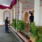 Gegana Unit 3 Banyumas Satuan Brimob Polda Jawa Tengah menyisir tujuh gereja besar di wilayah kota Cilacap jelang Natal 2018. (Foto: Liputan6.com/Polres Cilacap/Muhamad Ridlo)
