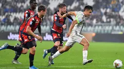 Penyerang Juventus, Paulo Dybala (kanan) menggiring bola dari kejaran tiga pemain Genoa pada pertandingan lanjutan Liga Serie A Italia di stadion Allianz, Turin (30/10/2019). Juventus menang tipis 2-1 atas Genoa. (Alessandro Di Marco / ANSA via AP)