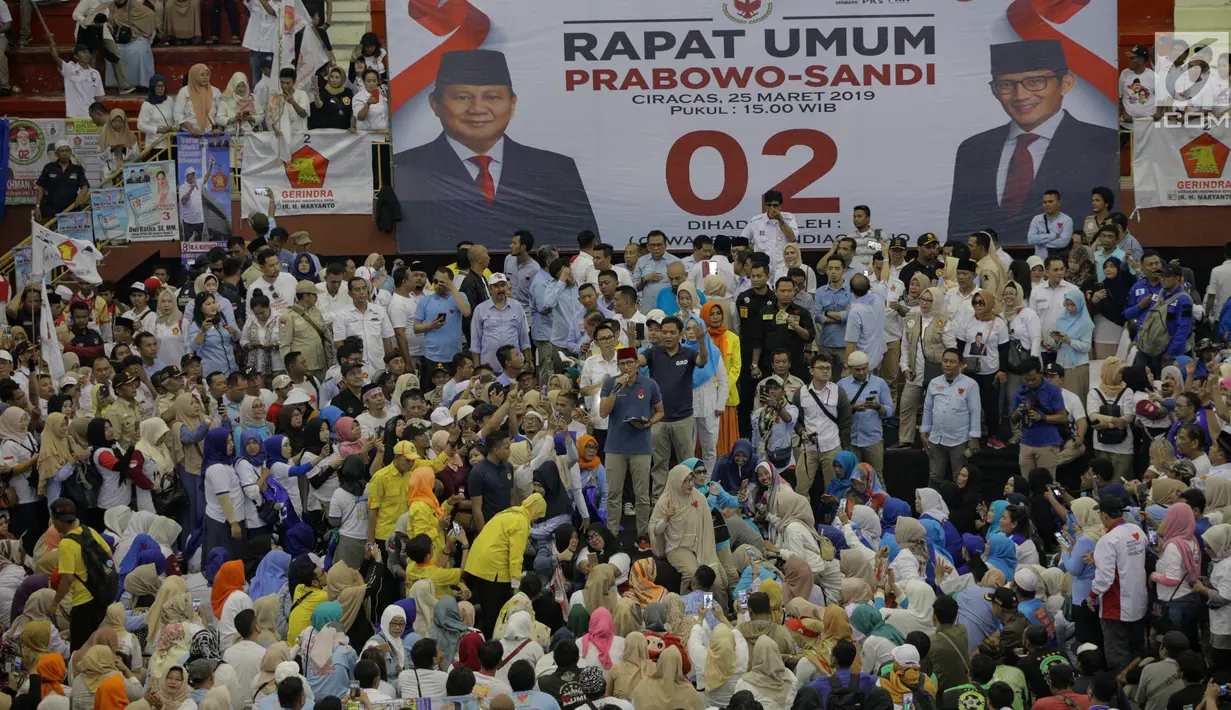 Suasana kampanye terbuka Calon Wakil Presiden nomor urut 02 Sandiaga Uno di Gelanggang Remaja Jakarta Utara, Senin (25/3). Sandiaga mengajak seluruh simpatisan untuk memenangkan dirinya serta Prabowo Subianto dalam Pemilu pada April 2019. (Liputan6.com/Faizal Fanani)
