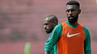 Yanto Basna (kanan) mendengarkan arahan pelatih di sesi latihan Timnas Indonesia di Stadion Manahan Solo Jawa Tengah, Minggu (25/9/2016).  (Bola.com/Peksi Cahyo)