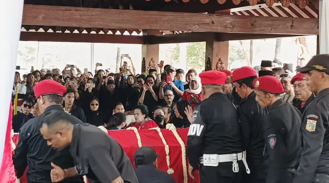 Jenazah Guruh Tiba di TPU Karet Bivak, Megawati Menunggu Samping Pusara