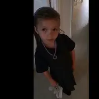 Awalnya mungkin lucu, tapi lama-kelamaan, kelakuan bocah yang satu ini memang nggak pantas untuk ditiru oleh anak-anak lainnya. Waspada!