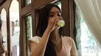 Miss International 2019 Bint Sreethorn minum jamu. (Liputan6.com/Dinny Mutiah)