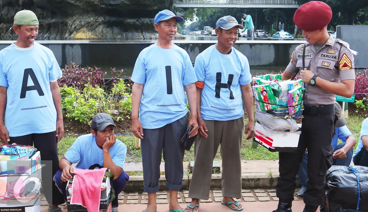 Petugas berbincang dengan para pedagang saat aksi damai Terimakasih tembakau di Jakarta, Selasa (31/50). Dalam aksi tersebut mereka melakukan penolakan terhadap hari tanpa tembakau sedunia yang jatuh pada tagl 31 mei. (Liputan6.com/Angga Yuniar)