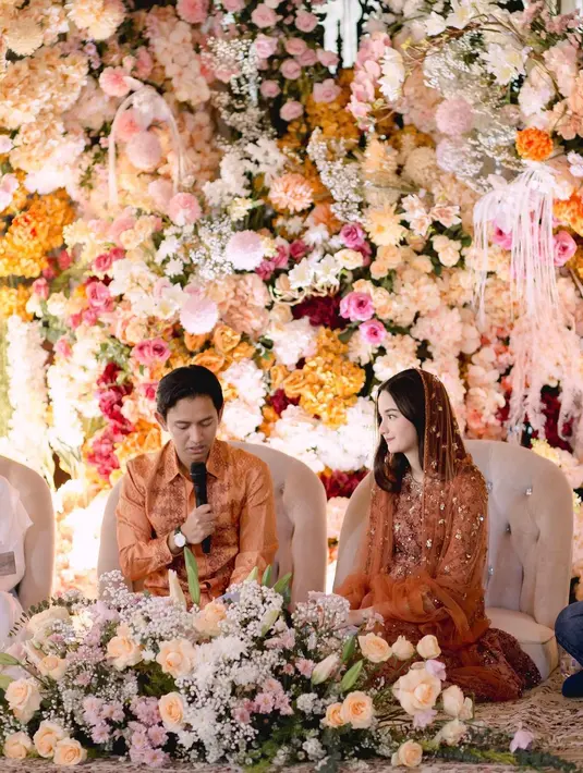 Dress panjang tersebut tampak dihiasi payet berkilauan, penampilannya dilengkapi dengan kerudung tulle berpayet warna senada.  [@sabrinaanggraini]