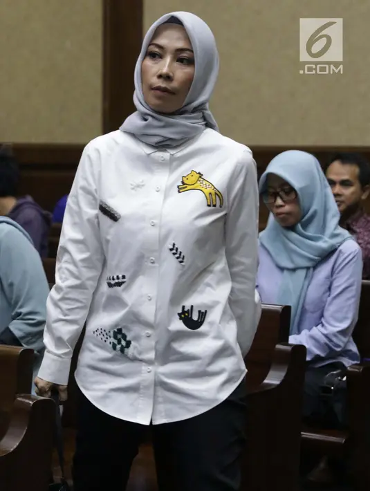 Terdakwa dugaan suap terhadap anggota DPR Bowo Sidik Pangarso terkait kerja sama bidang pelayaran, Asty Winasti bersiap mengikuti sidang putusan di Pengadilan Tipikor, Jakarta, Rabu (21/8/2019). Asty divonis bersalah dan dihukum 1,5 tahun penjara, denda Rp50 juta. (Liputan6.com/Helmi Fithriansyah)