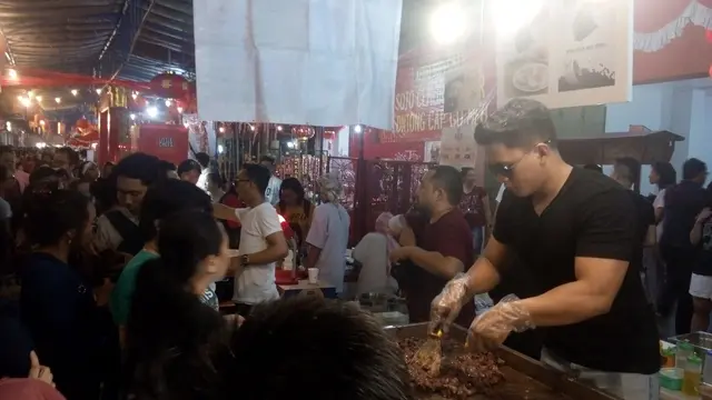 Salah satu sedang mempertunjukkan keahlian memask di depan pembeli