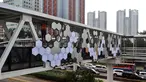 Suasana pembangunan JPO di Dukuh Atas, Jakarta, Kamis (20/12). Pembangunan JPO Halte Transjakarta Dukuh Atas sisi Timur dilakukan untuk merelokasi JPO yang posisi tiang (kolom penyangga) berada di tengah ruas jalan.(Liputan6.com/Johan Tallo)
