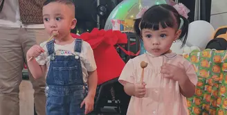 Rayyanza, anak kedua dari pasangan artis Raffi Ahmad dan Nagita Slavina baru saja menggelar pesta ulang tahun yang ke-2. Beberapa kerabat artis terlihat menghadiri acara ini, termasuk keluarga Atta dan Aurel bersama sang buah hati Ameena. [Foto: Instagram/attahalilintar]