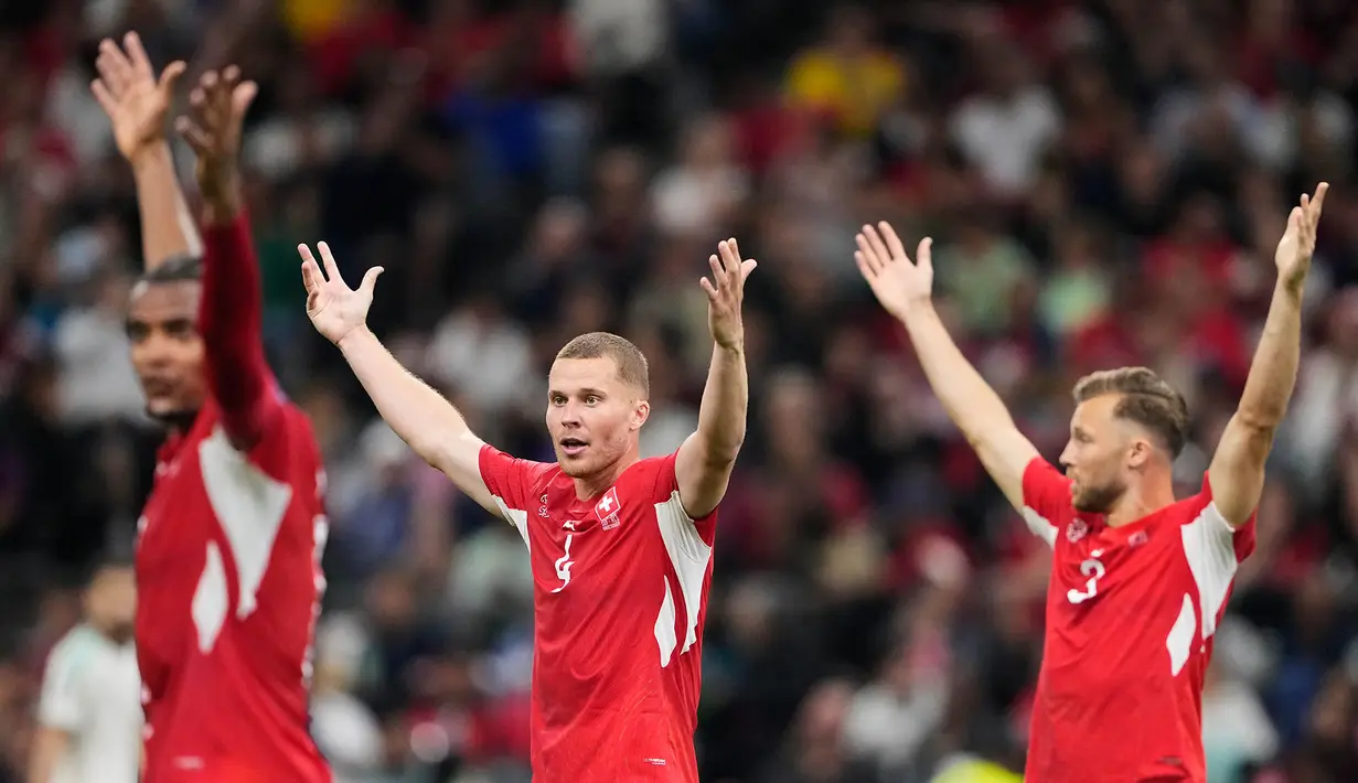 Pemain Swiss Nico Elvedi bersama rekan satu timnya melakukan selebrasi usai pertandingan sepak bola babak 32 besar Piala Dunia antara Swiss dan Aljazair di Vancouver, British Columbia, Kamis, (02/07/2026). (AP Photo/Lindsey Wasson)