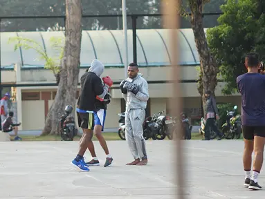 Warga berlatih tinju di Taman Lapangan Banteng, Jakarta, Kamis (20/6/2019). Taman dengan luas 5,2 hektar tersebut menjadi salah satu lokasi favorit warga untuk berolahraga dan juga melepas penat. (Liputan6.com/Immanuel Antonius)