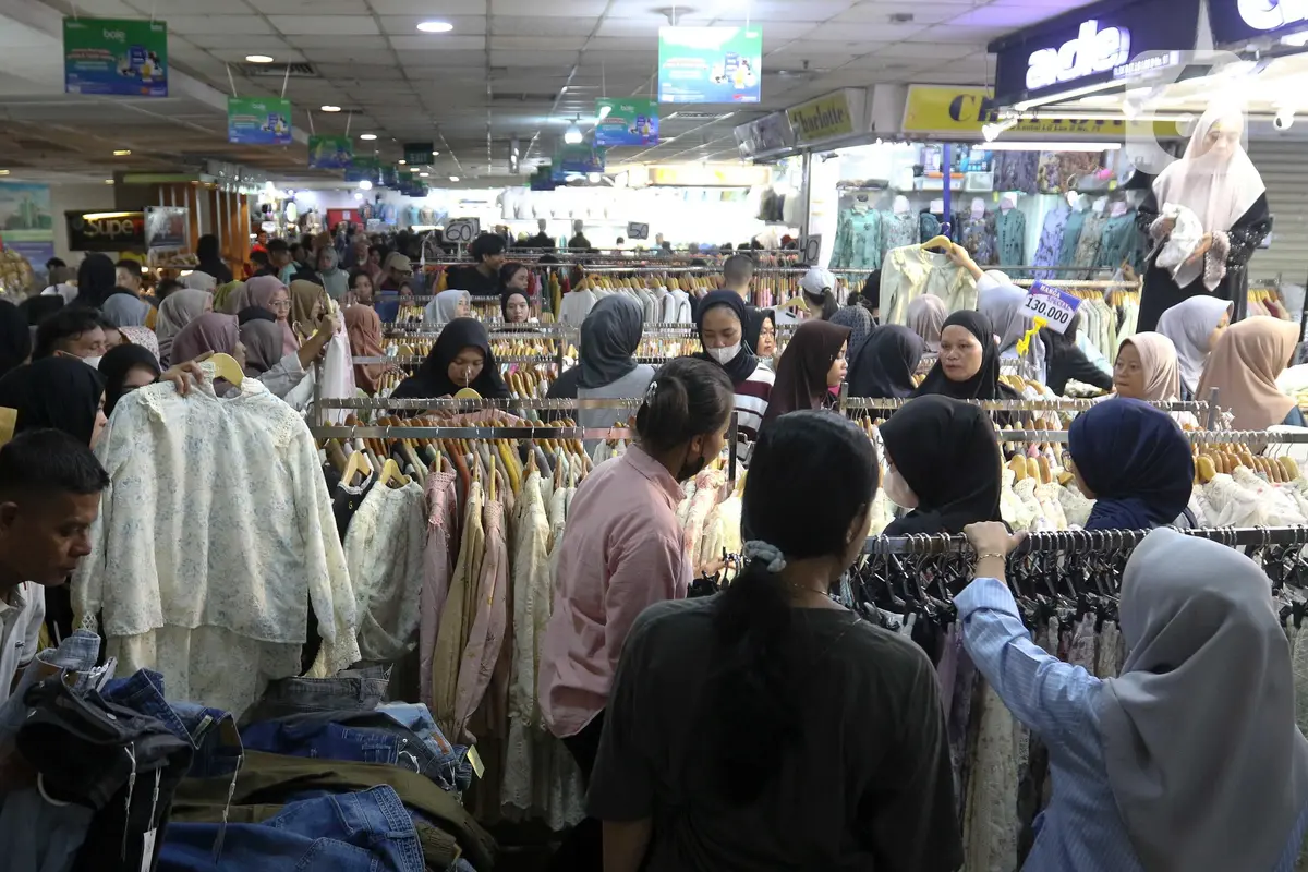 Warga Padati Pasar Tanah Abang Jakarta