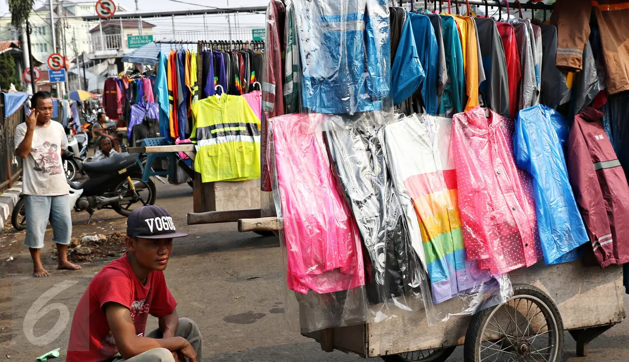 Penjual jas hujan mulai ramai di kawasan Jatinegara, Jakarta Timur, Rabu (11/11/2015). Memasuki musim hujan, penjualan jas hujan di kawasan tersebut mulai mengalami peningkatan. (Liputan6.com/Immanuel Antonius)
