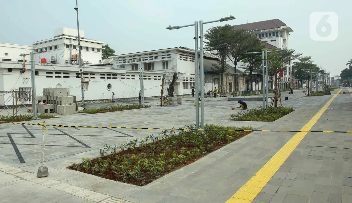 Aktivitas pekerja di Kawasan Kota Tua, Jakarta, Rabu (3/8/2022). Proyek revitalisasi jalur pedestrian di kawasan Kota Tua akan selesai pada Agustus 2022, yang sudah mencapai 98 persen. (Liputan6.com/Herman Zakharia)