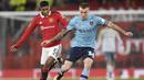 Bek Burnley, Jordan Beyer (kanan) berduel dengan striker Manchester United, Marcus Rashford pada laga putaran keempat Piala Liga Inggris 2022/2023 di Old Trafford Stadium, Manchester (21/12/2022). Jordan Beyer dipinjam Burnley dari klub Bundesliga Borussia Monchengladbach pada awal musim 2022/2023. Pemain asal Jerman ini telah tampil dalam 27 laga di Championship dengan torehan 1 gol dan 2 assist. (AFP/Oli Scarff)