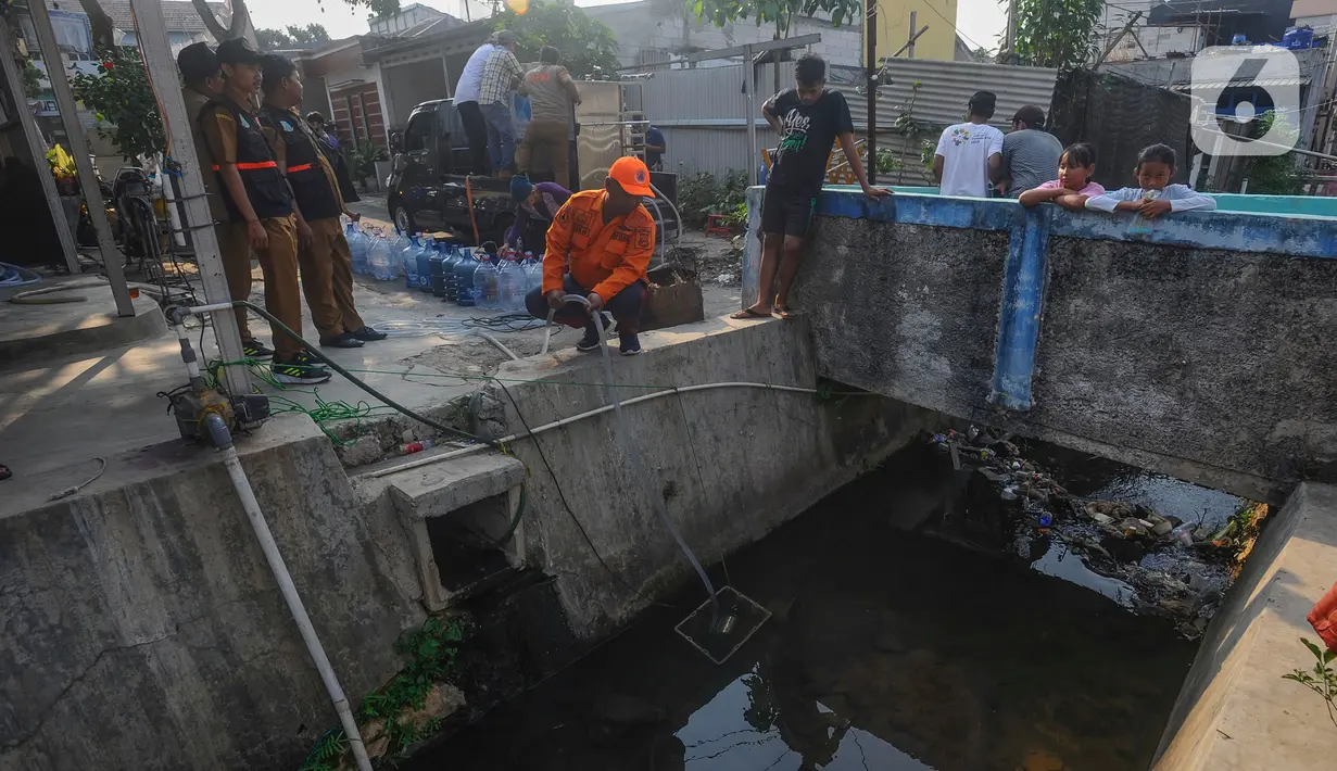 Air bersih yang didistribusikan berasal dari hasil dari pengolah alat penjernih air yang diambil dari air sungai yang kotor. (merdeka.com/Arie Basuki)