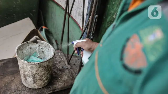 Petugas DLH DKI Jakarta Pilah Limbah Masker Rumah Tangga
